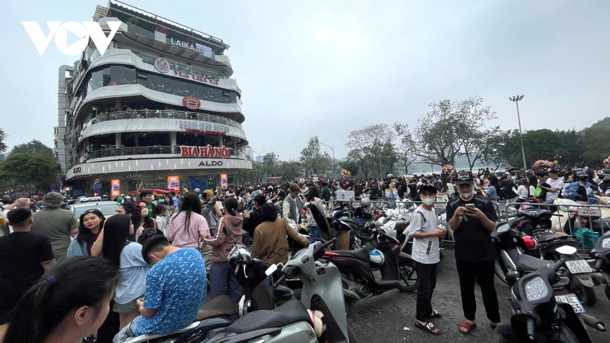 Người dân vẫn chen chân chụp ảnh tòa nhà "Hàm cá mập" trong ngày đầu phân luồng